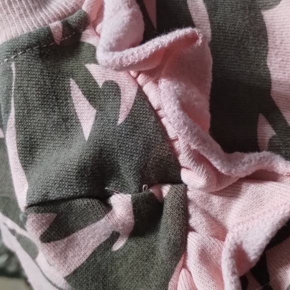 Hudson Camouflage Rose Ruffle Sweatshirt Size 4T - Picture 11 of 12